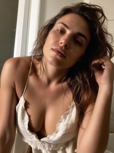 Jolie femme se met nue pour une rencontre hot dans le 11