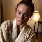 Jolie femme se met nue pour une rencontre hot dans le 80